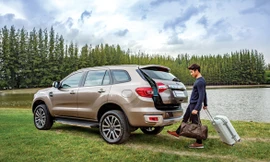Ford Everest 2018 có mở cốp rảnh tay (đá cốp) và hỗ trợ đỗ xe tự động