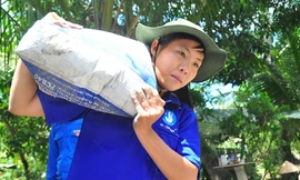 Bạn Nguyễn Thị Ngọc Yến, sinh viên trường ĐH Tây Đô vác xi măng để làm đường ở Thới Hòa, phường Thới An Đông, Bình Thủy (TP Cần Thơ) ẢNH: HÒA HỘI 