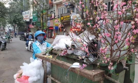 Công nhân môi trường chật vật dọn rác ngày cuối năm. (Ảnh chụp tại phố Khương Trung và phố Chùa Láng, Hà Nội) 