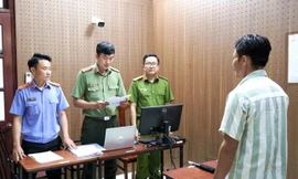 Tống đạt quyết định khởi tố đối với Lê Thanh Nhất Nguyên.