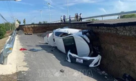 Ôtô và xe máy di chuyển vào thời điểm sụp, lún bị hư hỏng nặng. Ảnh: Thanh Tân