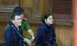 Hai bị cáo tại phiên tòa.