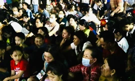 Người dân Tây Ninh xem pháo hoa tối 29/4. Ảnh: Tân Châu