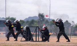 Xem chiến sĩ CSCĐ diễn tập bắn súng chống khủng bố và trấn áp tội phạm