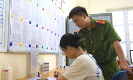 Cận cảnh quy trình cấp đổi đăng ký, giấy phép lái xe tại công an phường ở Hạ Long