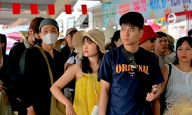 Du khách 'đổ bộ' Cát Bà 