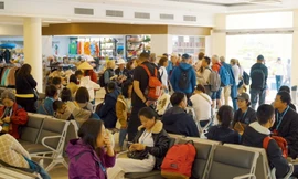 Hàng nghìn du khách ‘đổ bộ’ vịnh Hạ Long