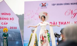 Hàng nghìn chị em công nhân trình diễn áo dài bên bờ di sản vịnh Hạ Long