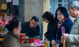 Người dân Hạ Long đổ đi lễ chùa cầu may