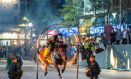 Người dân Hạ Long thích thú xem cảnh sát cơ động trình diễn cưỡi ngựa điêu luyện