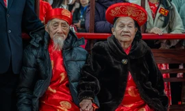 Hàng nghìn người nô nức đổ ra đường xem lễ rước người sống có một không hai ở Quảng Ninh