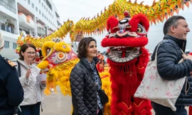 Chủ tịch Quảng Ninh lì xì khách du lịch tàu biển ‘xông đất’ đầu năm