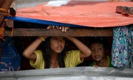 Cứu trợ 100 người Việt tại tâm bão Tacloban