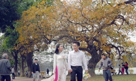 Nam thanh, nữ tú tranh thủ chiêm ngưỡng vẻ đẹp của hồ Gươm