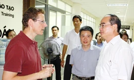 Phó Thủ tướng Nguyện Thiện Nhân trao đổi với Giáo sư ĐH Chicago (Mỹ) sang giảng dạy tại Viện Toán cao cấp vào sáng nay, 9-8