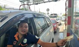 Giữa trưa nắng tài xế 'chiếm làn' để phản đối, BOT T2 ùn tắc nghiêm trọng