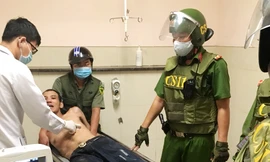 Kẻ ngáo đá, dùng kéo tấn công người đi đường sau khi tự đâm mình