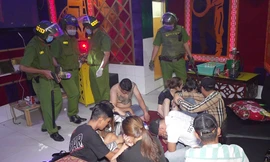 Các đối tượng bị bắt quả tang "mở tiệc" ma túy trong quán karaoke.