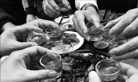 Bị đâm trọng thương nhưng vẫn ngồi nhậu cho đến khi tử vong