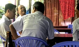 Các cán bộ đi ăn nhậu trong giờ làm việc bị người dân chụp hình tố cáo đến cơ quan chức năng - Ảnh: PN