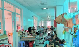 Bệnh nhân tay chân miệng tăng đột biến, chật kín hành lang 