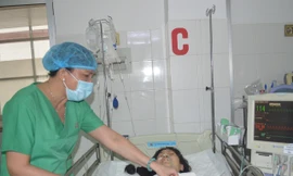 Bị xe container cán qua người, cô gái trẻ may mắn thoát chết