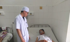 Cứu sống cụ ông bị chảy máu bên trong cơ thể mà không cần phẫu thuật