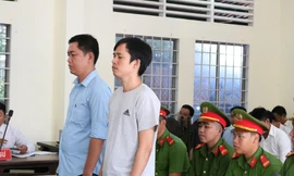 Hai cựu công an - Nghĩa (áo thun), Tuấn Anh (áo sơ mi) lĩnh 16 năm tù về tội Cố ý gây thương tích - Ảnh: Kim Hà