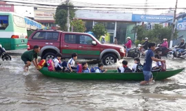 Người Cần Thơ vật lộn trong biển nước, học sinh tiếp tục được nghỉ học