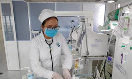 Cứu sống bé gái sinh non nặng 800gr, viêm phúc mạc do thủng tạng rỗng