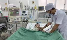 Bệnh nhi ngưng tim ngoài bệnh viện hồi sinh kì diệu