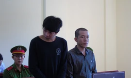 Bị cáo Hiếu (áo thun đen), Thắng (áo sơ mi xám) tại tòa - Ảnh: Kim Hà.