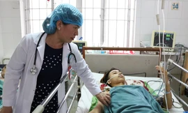 Bị thanh sắt đâm xuyên đốt sống cổ, thanh niên thoát chết trong gang tấc