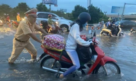 Triều cường vượt báo động 3, nhiều nơi ở Cần Thơ chìm trong biển nước