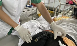 Va chạm giao thông, cô gái bị chân chống xe máy đâm dính vào vùng mông