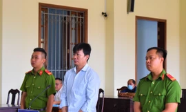 Thuê sà lan 3 tỉ đồng, đem bán sắt vụn 400 đồng/kg