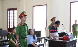 Bị cáo Uyển và bị cáo Hà tại tòa - Ảnh: Kim Hà