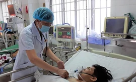 Nam thanh niên vỡ gan vì lao vào xe tải đỗ ven đường