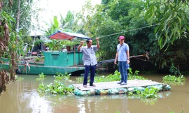 Nông dân sáng kiến thu gom vỏ thuốc bảo vệ thực vật làm bè qua sông