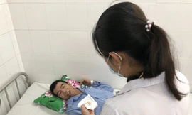 Gắp xương cá 'khủng' cắm trong thực quản người đàn ông bị tai biến