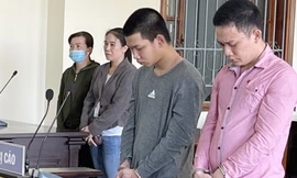 Bị cáo Khang (áo xám) và Đức tại phiên tòa.