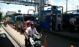 Tài xế dung xe tại các làn để phản ứng việc chỉ sử dung 300m quãng đường QL91 nhưng phải trả tiền cho cả tuyến.