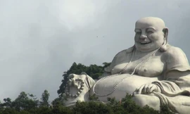 Sửa tượng phật trên núi Cấm, người đàn ông té xuống đất tử vong