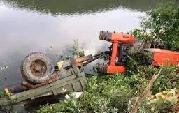 Lái máy cày 'đi bão', 4 người thương vong