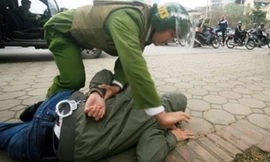 Hành hung công an đang làm nhiệm vụ để giải cứu bạn