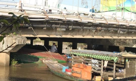 Sà lan chìm dưới gầm cầu, 4 người thoát chết