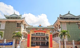 Bắt 3 đối tượng ép khách mua đồ cúng giá 'cắt cổ' ở Miếu Bà Chúa Xứ