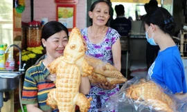 Dân mạng đến tận lò mua bằng được bánh mì cá sấu 'siêu to khổng lồ' 