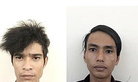 2 thanh niên bị vây bắt khi giật dây chuyền người đàn bà trên đường