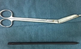 Bé trai bị bút chì dài 15cm đâm thấu bụng lúc ngồi học